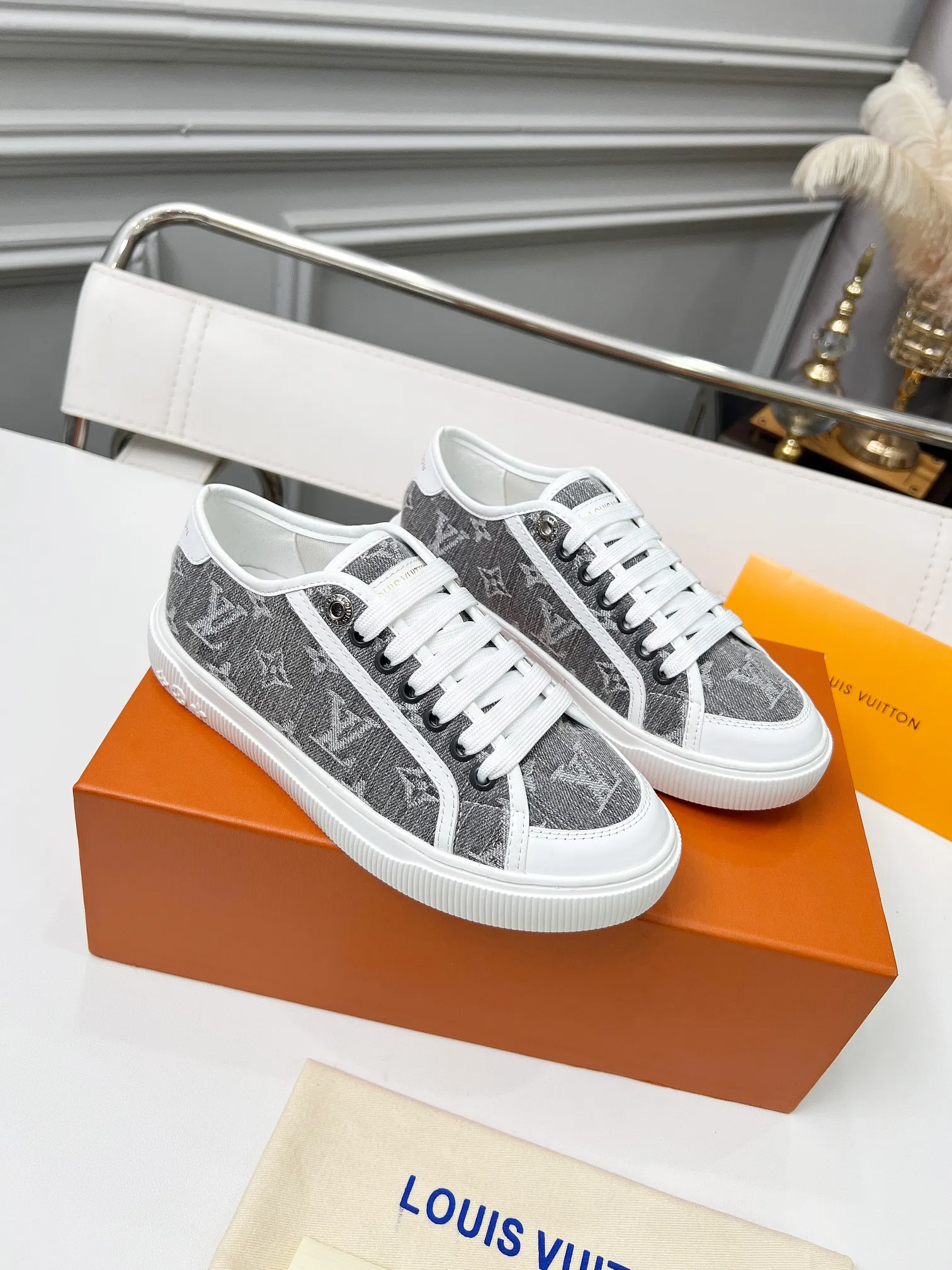 👟👟Ex-factory price 440👟👟 New arrival🆕 The hottest early spring model is coming. LV Lagoon sneakers are made of Monogram denim, injecting a retro flavor into the classic design. Leather trimmings pop out with the Louis Vuitton logo, while stenciled eyelets, trim and laces add to the refined details, and a rubber outsole embellished with Monogram flowers completes the look. Code number: 35~41, multiple colors available! Oil edges + TPU outsole + drawer box packaging